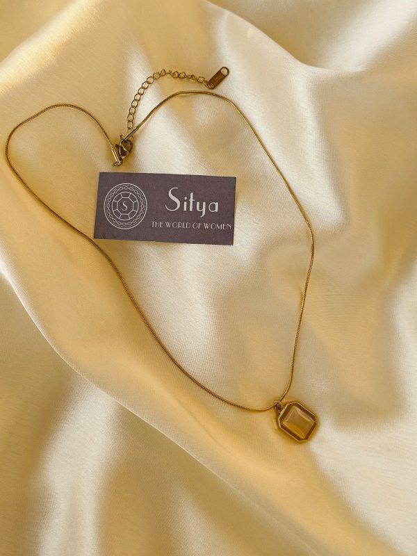 Beige Pendant Snake Chain