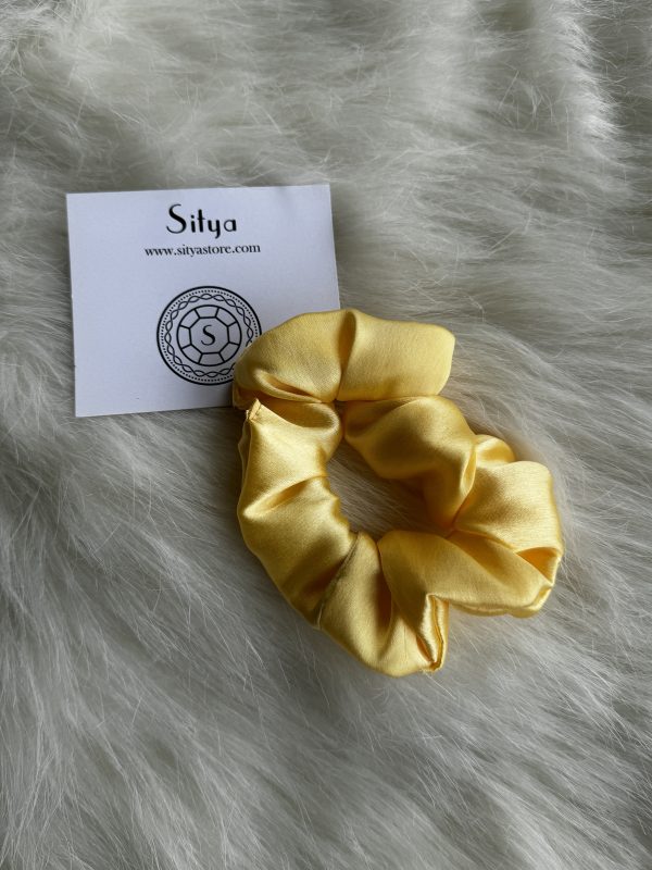 Satin Scrunchie – Pale yellow