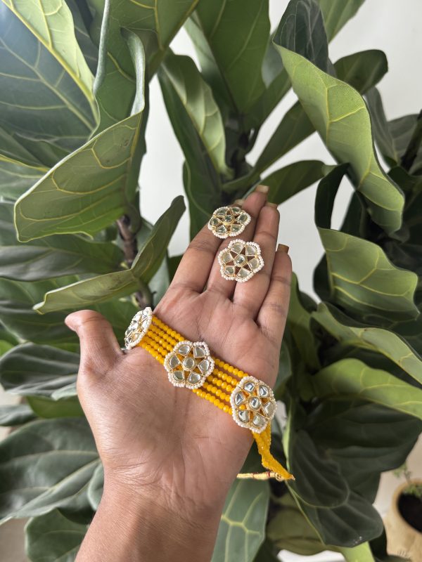 Kundano Chocker with earrings – Yellow